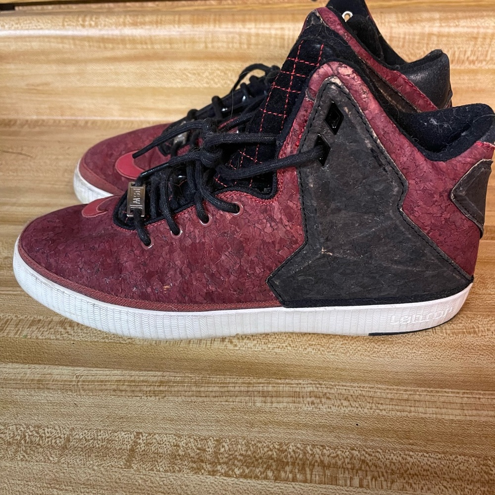 Men’s LEBRON cork style shoe